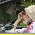 Policininkai moterims turi aiškinti, kodėl kalbėti telefonu prie vairo yra pavojinga