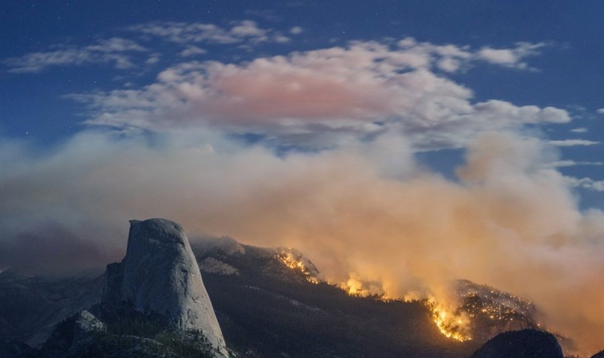 Kalifornijoje siaučia miškų gaisrai, evakuojami žmonės