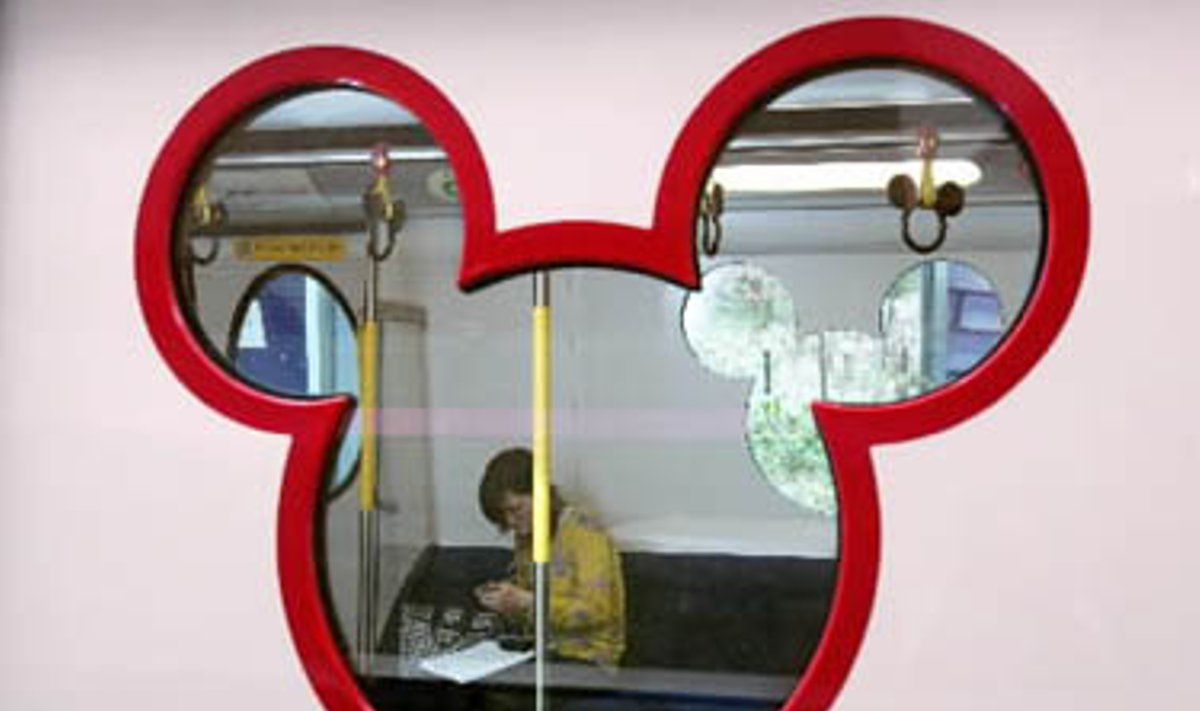 Honkongo Disnėjaus parko traukinio durų langas - Peliuko Mikio galvos formos. Disnėjaus parkas atsidarys šį rugsėjį.
