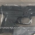 Panevėžio gimnazijos teritorijoje aptikti du paslėpti pistoletai