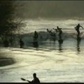Banglentininkai Anglijoje mėgaujasi Severn upės bangomis