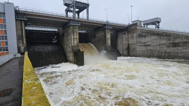 Dėl potvynio pirmą kartą per 10 metų atidarytos Kauno hidroelektrinės pralaidos