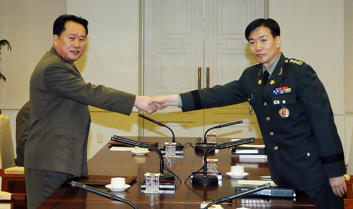 Šiaurės Korėjos pulkininkas Ri Son-Kwonas ir Pietų Korėjos pulkininkas Moonas Sang-Gyunas