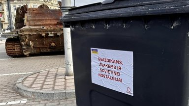Vilniaus savivaldybė prie tanko pastatė atliekų konteinerį gvazdikams