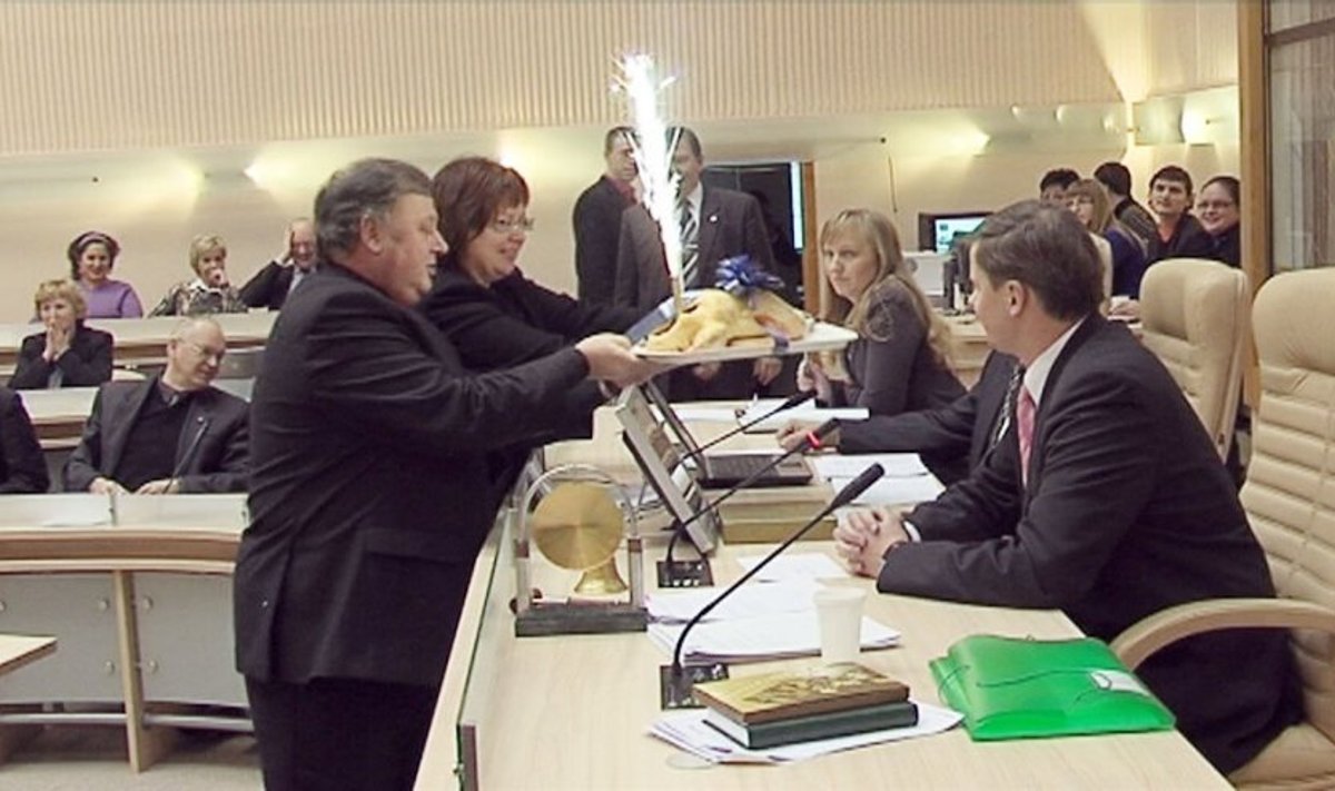 Nuotrauka iš archyvo: Arvydas Garbaravičius dovanoja antį Andriui Kupčinskui