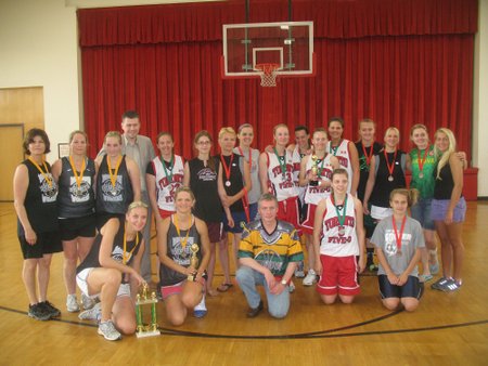 Centrinio NJ "Vėtra“ (tamsiais marškinėliais – kairėje) su moterų krepšinio turnyro prizininkėmis  (E.Misevičienės nuotr.)