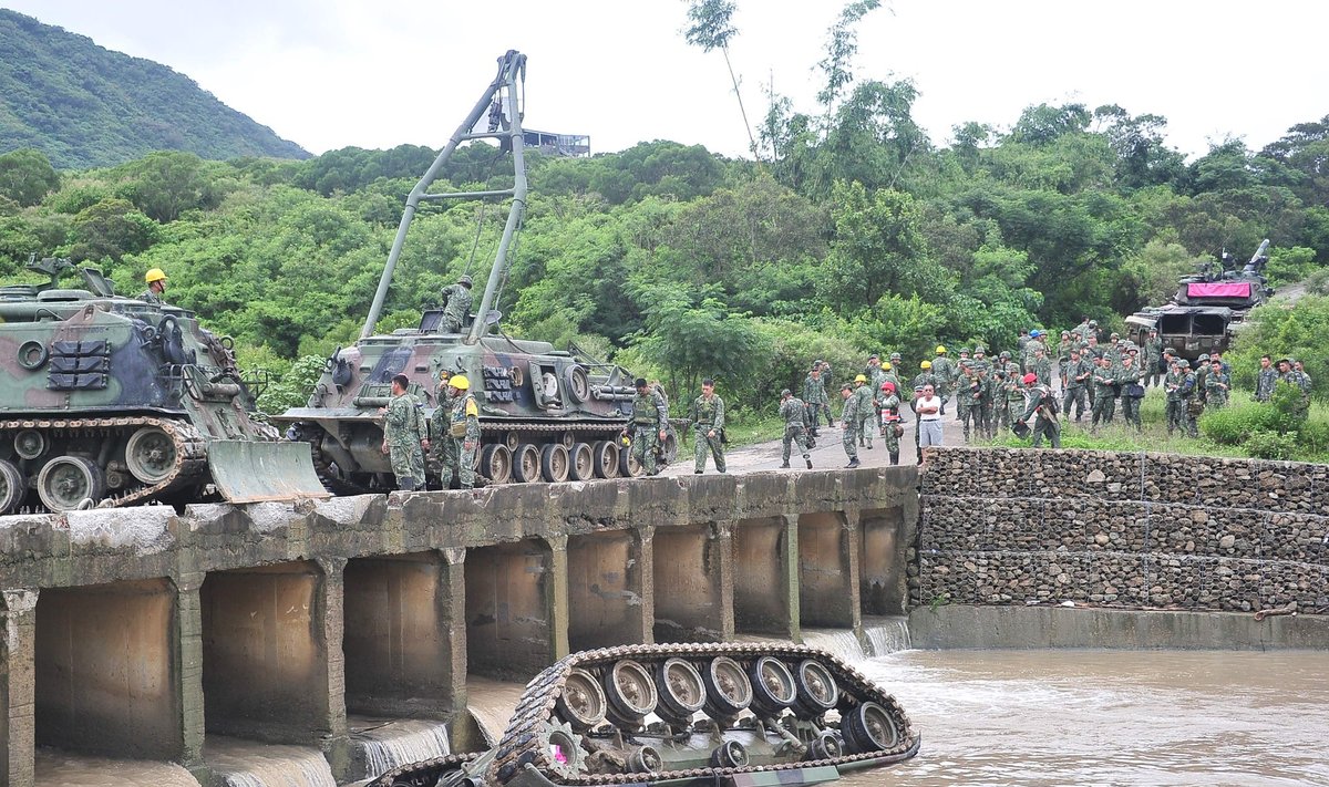 Tankas SM-11 nuo tilto nuslydo į upę