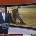BBC žinių vedėjas ekrane pasirodė su neįprastu daiktu