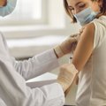 Medikas ragina stabdyti vakcinaciją – baugina nesamais dalykais