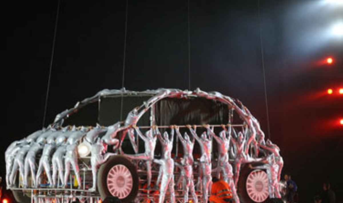 Žonglierių pasirodymas "Fiat 500" pristatymo metu.