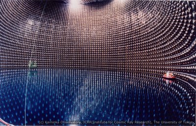 Neutrinų jutikliai gali būti milžiniškos struktūros. Super-Kamiokande jutiklis (Tokijo universiteto nuotr.)