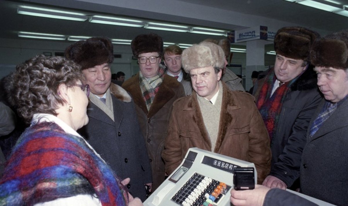 Aukšti Rusijos pareigūnai Jakutsko parduotuvėje (1992 m. nuotr.)