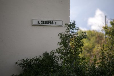 Sostinės taryba apsisprendė: Škirpos alėją pervadina į Trispalvės