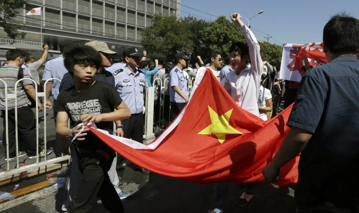 Tūkstančiai žmonių dalyvavo demonstracijoje prie Japonijos ambasados Pekine