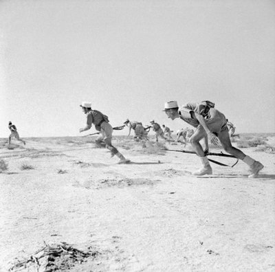 Legionieriai kyla į ataką. 1942-ieji. Afrika 