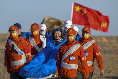 Kinijos astronautai grįžo į Žemę.