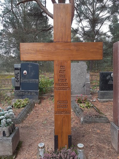 Šiemet pastatytas paminklinis kryžius menininkui Jonui Mekui Semeniškių kaimo kapinėse