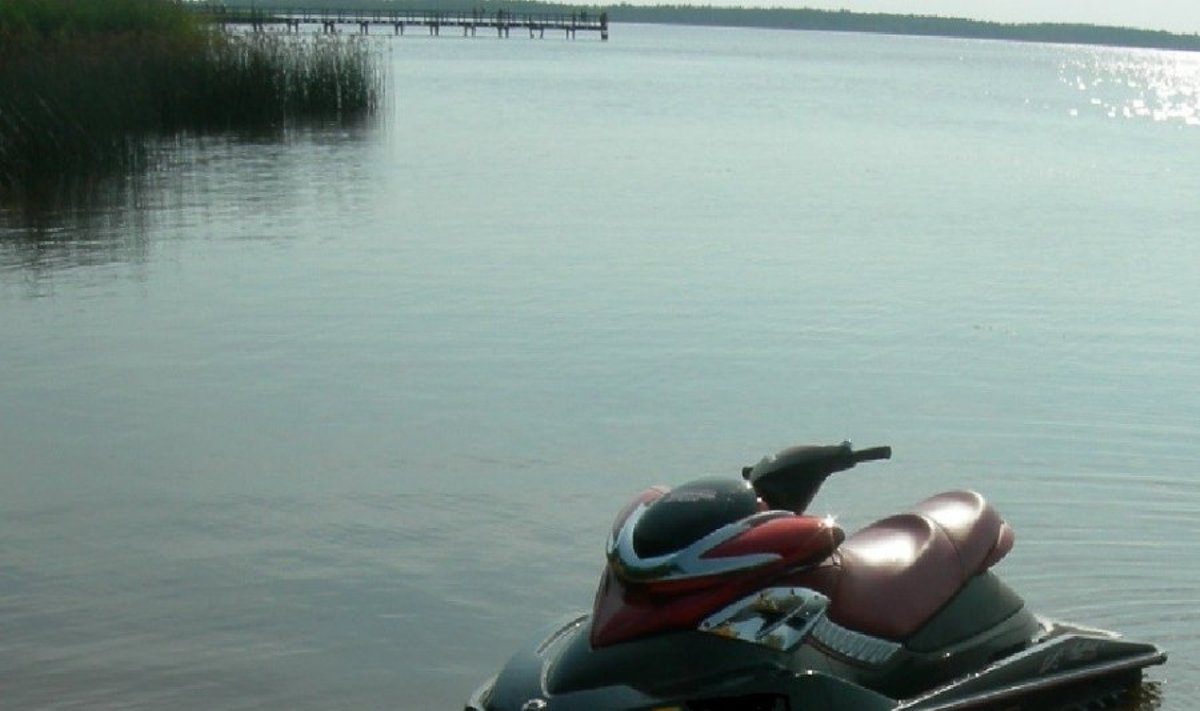 Vandens motociklu ežere raižiusiam vyrui teks sumokėti baudą