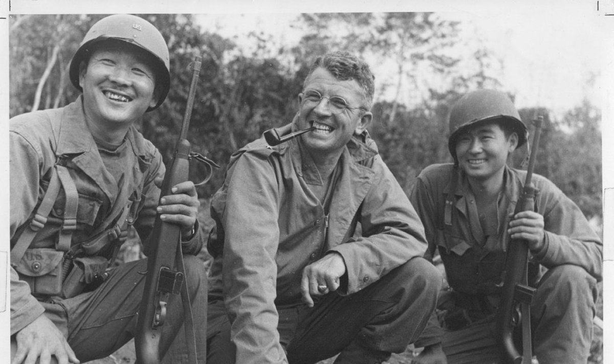 JAV generolas su dviem savo seržantais Nisei. 1944 metai