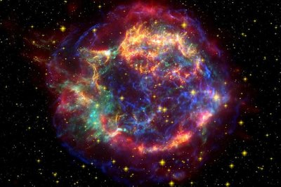 Cassiopeia A yra maždaug už 11000 šviesmečių nuo Žemės įvykusios supernovos liekana