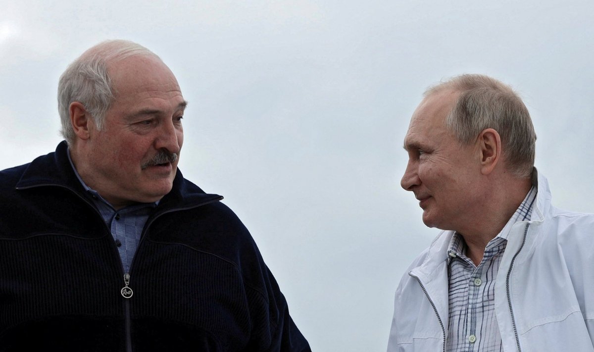 Antrąją susitikimo dieną Putinas su Lukašenka plaukiojo laivu