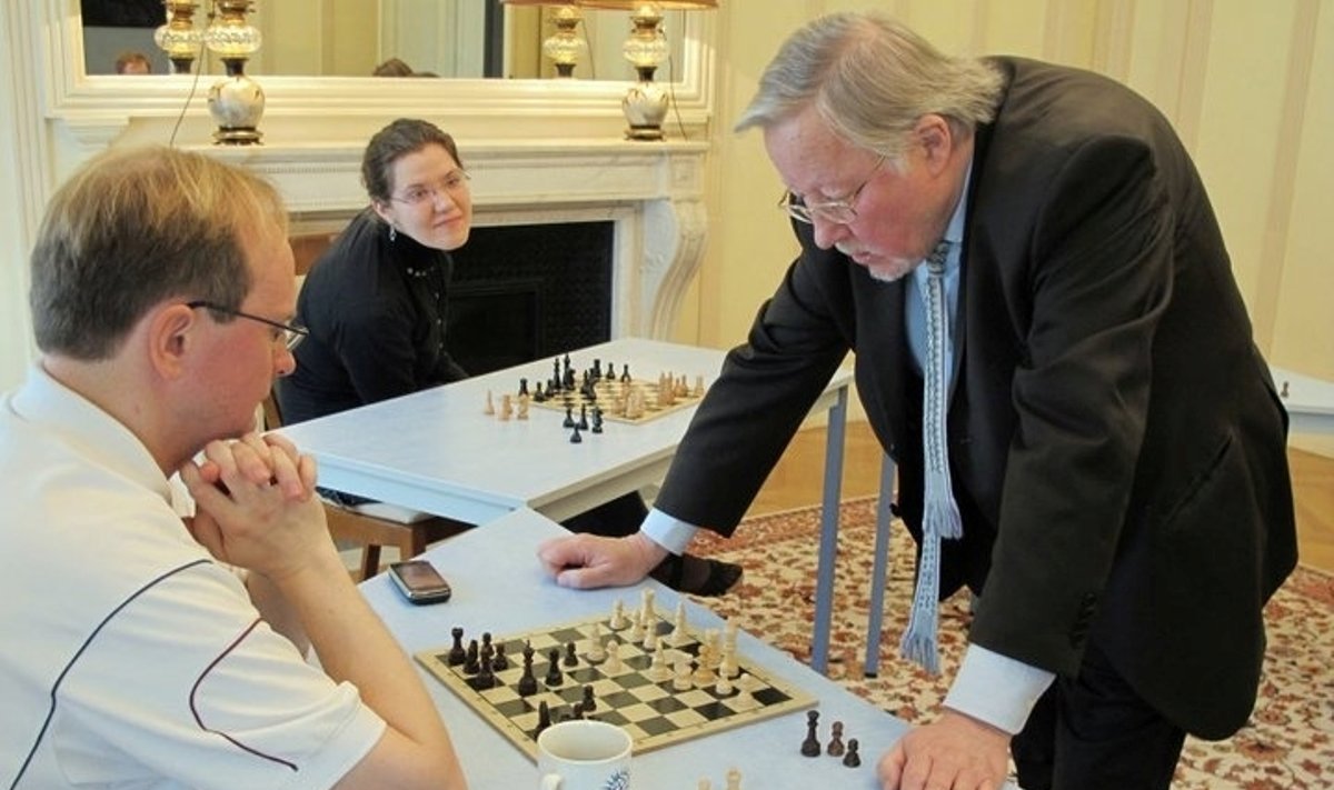 Vytautas Landsbergis žaidžia šachmatų simultaną Lietuvos ambasadoje Prancūzijoje