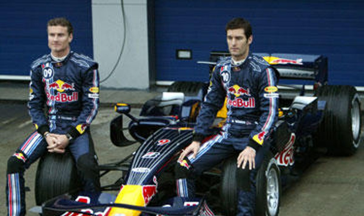 "Red Bull" komandos pilotai Davidas Coulthardas ir Markas Webberis pristato naująjį bolidą "RB4"