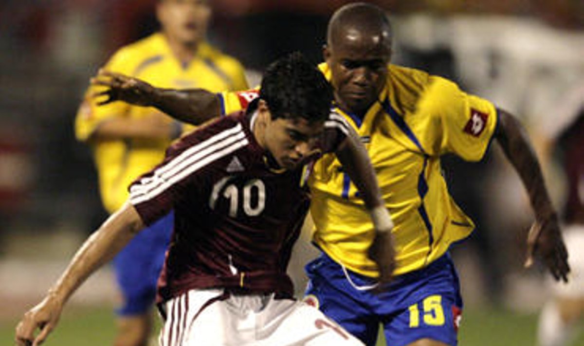 Ronald Vargas (Venesuela, kairėje) kovoja su  Nilson Cortes (Kolumbija)