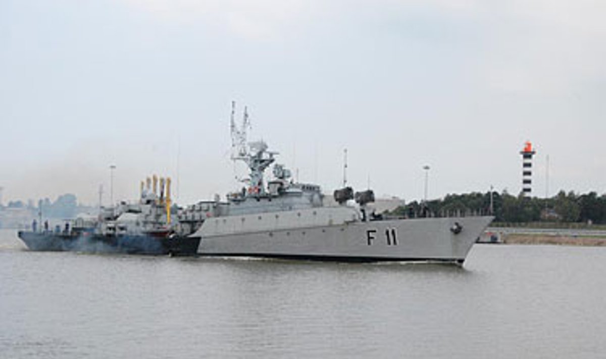 Sudėtingiausia įamžinti karo laivą. Nuotraukoje į Klaipėdos uostą įplaukia fregata „Žemaitis“