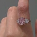 Rožinis deimantas Honkonge parduotas už 10,8 mln. JAV dolerių sumą