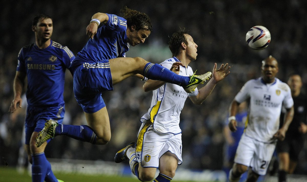 Davidas Luizas ("Chelsea") kovoja su  Luciano Becchio ("Leeds")