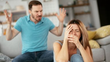 Kaip atpažinti psichologinį smurtą: išvardijo požymius, kurie byloja, kad partnerio reakcija yra daugiau nei paprastas pyktis