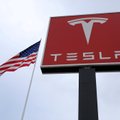 Federaliniai tyrėjai tiria „Tesla“ automobilio avariją ir gaisrą Kalifornijoje