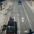 Nufilmuota: į stovintį automobilį atsitrenkęs paspirtukininkas iškart pabėgo
