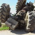 Pasvalio rajone rastas apvirtęs traktorius ir sužeistas vairuotojas