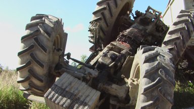 Pasvalio rajone rastas apvirtęs traktorius ir sužeistas vairuotojas