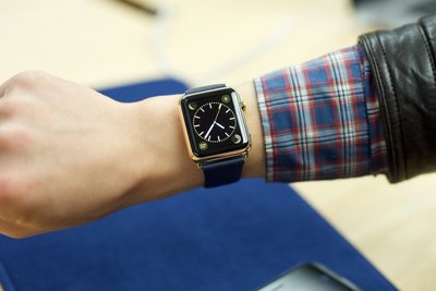 Auksinis "Apple Watch Edition" laikrodis