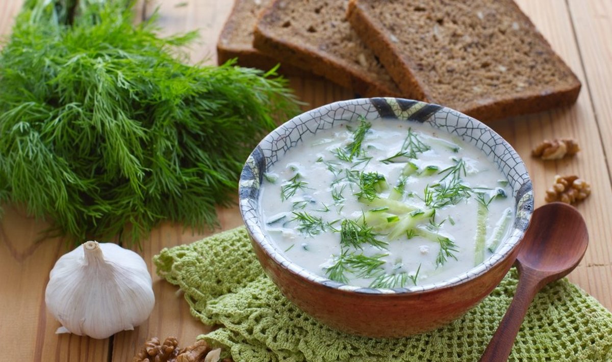 Bulgariška šalta agurkų sriuba su graikiniais riešutais