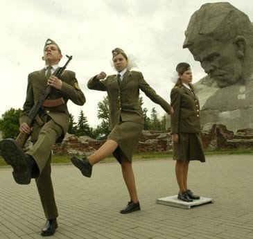 Baltarusijos pionieriai dalyvauja simbolinėje garbės kuopoje Breste.