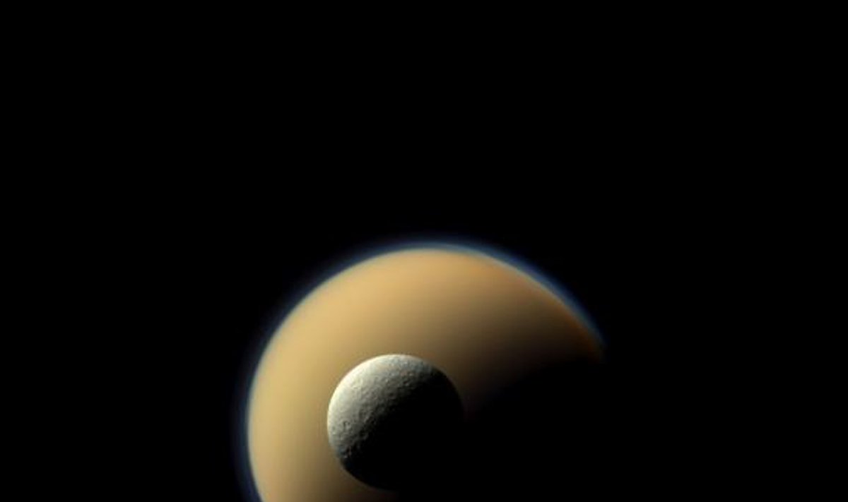 Saturno palydovai Titanas ir arčiau esanti mažesnė Rėja