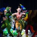 Iš už juodos širmos pasirodę „Cirque du Soleil“ artistai surengė magišką pasirodymą vilniečiams