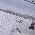 Vaizdo kamera Kinijoje užfiksavo, kaip į smegduobę įkrito mergaitė