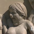 Vokietijos kanclerė skulptūroje liko be drabužių