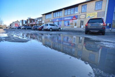 Metai iš metų Marso kanjonus primenanti aikštelė skęsta dulkių debesyse arba mirksta didžiulėse balose