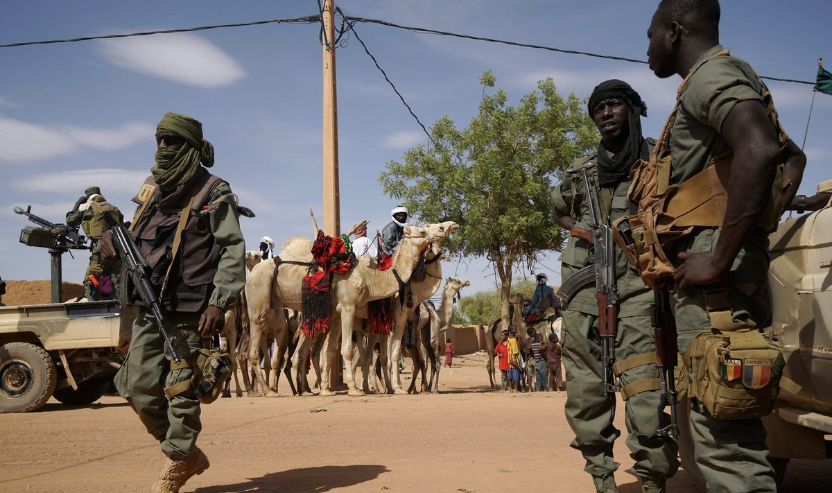 Malio kariai patruliuoja gatvėje