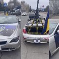 Ukrainos pajėgos prabangų BMW kabrioletą pritaikė karo sąlygoms