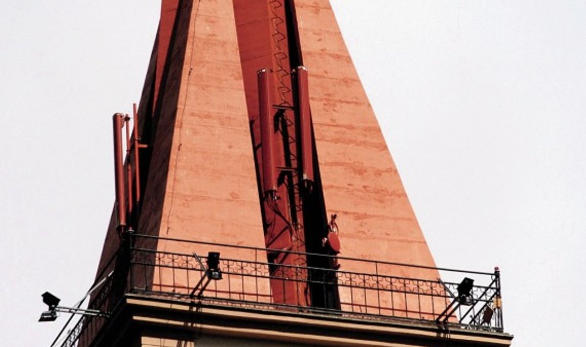 Mobiliojo ryšio antenos ant bažnyčios bokšto