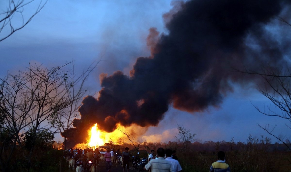 Indijoje per gaisrą gamtinių dujų telkinyje žuvo du ugniagesiai