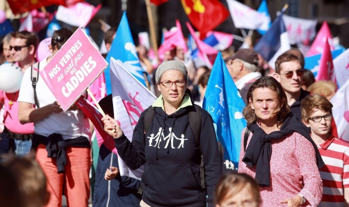 Paryžiuje vyko tūkstantinė demonstracija „už tradicines šeimos vertybes“