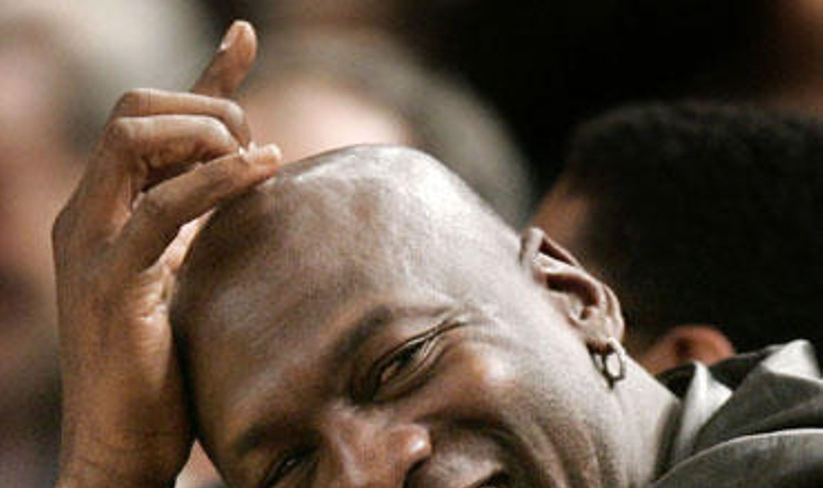 "Bobcats" bendrasavininkis Michaelas Jordanas stebi jo komandos rungtynes